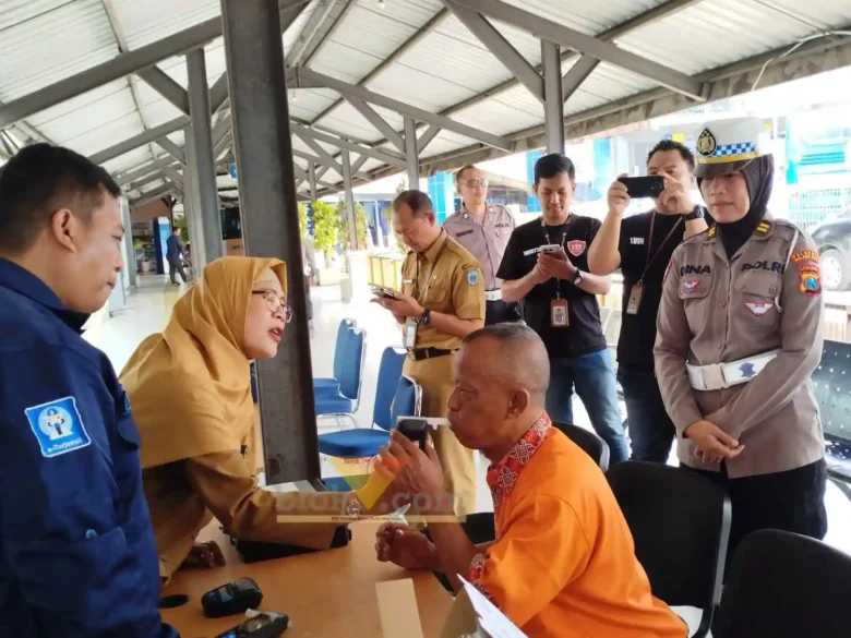 Ditlantas Polda Jawa Timur menggelar tes alkohol bagi para sopir bus di sejumlah terminal sebagai bagian dari program keselamatan mudik Lebaran 2025