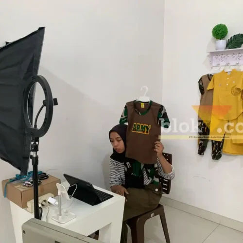 Karyawan GLBabynKids sedang melakukan penjualan baju bayi secara live streaming online (blok-a/Bob Bimantara Leander)