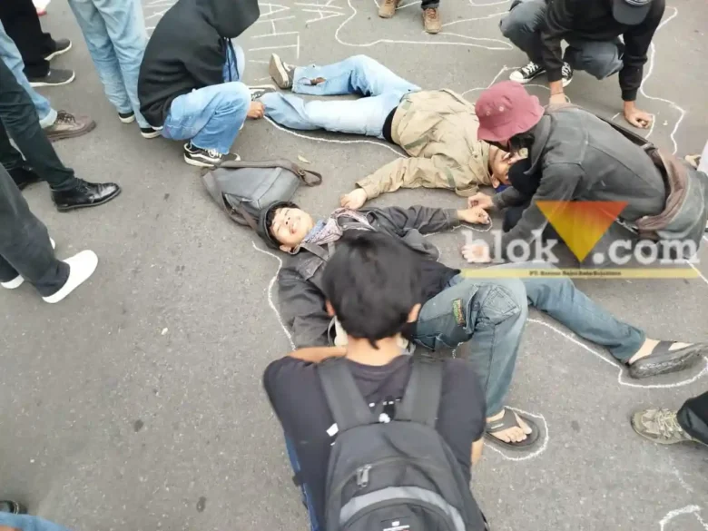 Aksi teatrikal di demo tolak UU TNI di Kota Malang, Minggu (23/3/2025) (blok-a/Yogga Ardiawan)