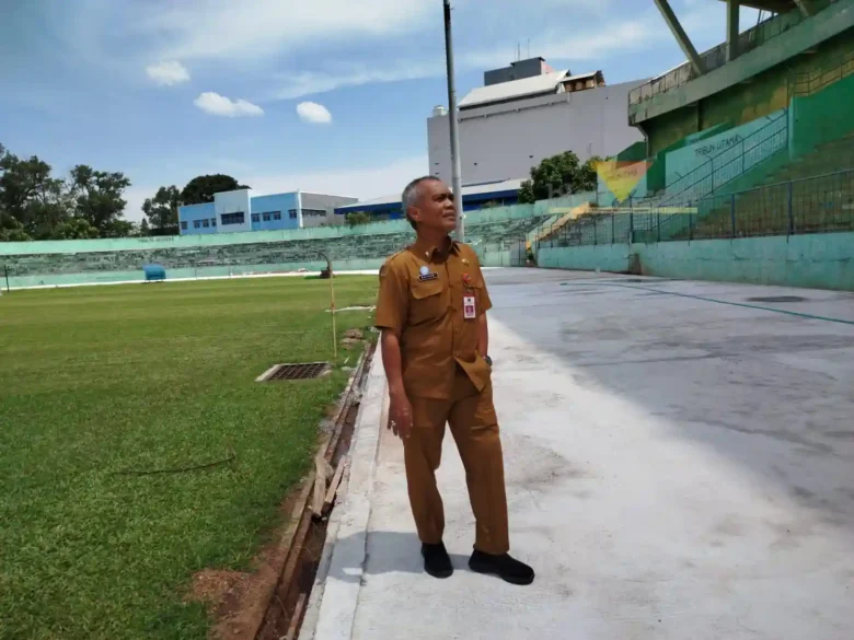 Kepala Disporapar Kota Malang, Baihaqi saat meninjau lintasan lari di Stadion Gajayana untuk Porprov IX Jatim (blok-a.com / Yogga Ardiawan)