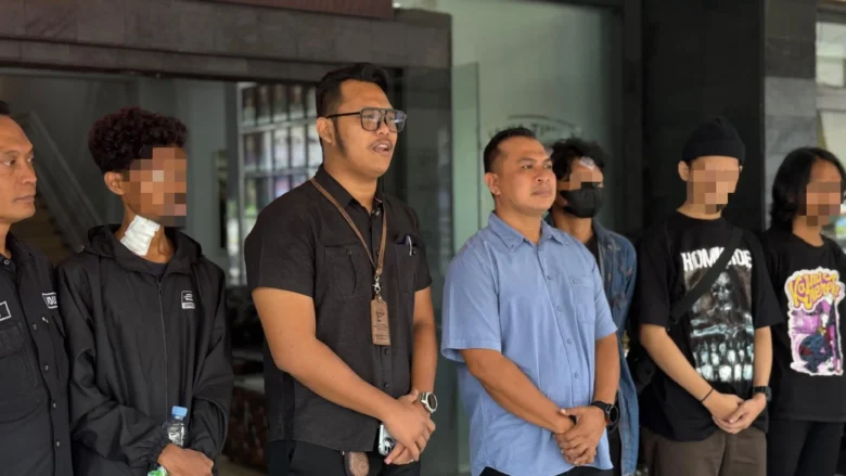 Koordinator LBH Pos Malang, Daniel Siagian didampingi Kasatreskrim Polresta Malang, Kompo M Sholeh saat klarifikasi kabarnya mahasiswa hilang pasca aksi tolak UU TNI, Rabu (26/3/2025) (dok. Humas Polresta Malang Kota)