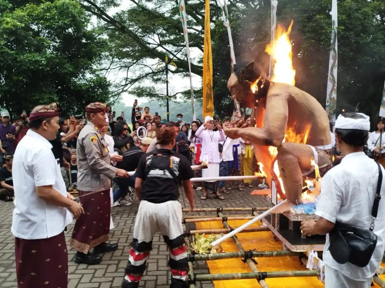 Perayaan Tawur Ageng Kesanga diiringi arak-arakan Ogoh-ogoh di Kota Malang (blok-a.com / Yogga Ardiawan)