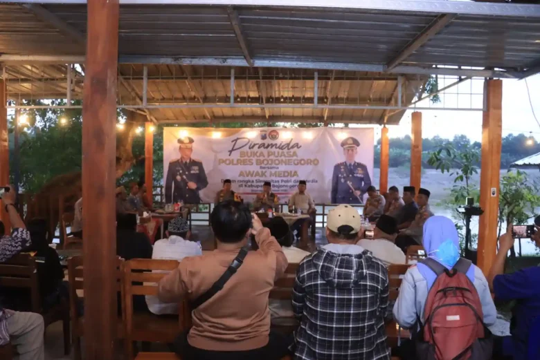 Dalam upaya memperkuat hubungan antara Polri dan media, Polres Bojonegoro menggelar acara "Ngopi Bareng Media"