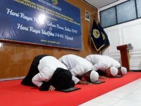 Teks: Warga binaan lapas Mojokerto sujud syukur mendapatkan remisi.(blok-a.com/Syahrul Wijaya)
