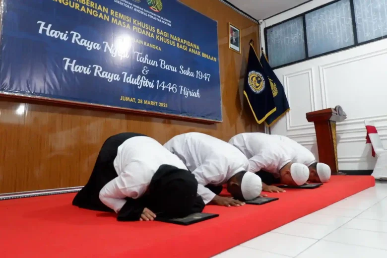 Teks: Warga binaan lapas Mojokerto sujud syukur mendapatkan remisi.(blok-a.com/Syahrul Wijaya)