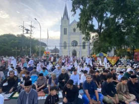 Ribuan jamaah Salat Idul Fitri 1446 H yang memenuhi pelataran Gereja Katolik Hati Kudus Kayutangan (blok-a.com / Berril Labiq)