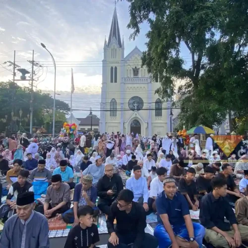 Ribuan jamaah Salat Idul Fitri 1446 H yang memenuhi pelataran Gereja Katolik Hati Kudus Kayutangan (blok-a.com / Berril Labiq)