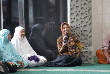 Wali Kota Mojokerto Ika Puspita Sari saat safari Ramadan di musala Al Muttaqin.(blok-a.com/Syahrul Wijaya)