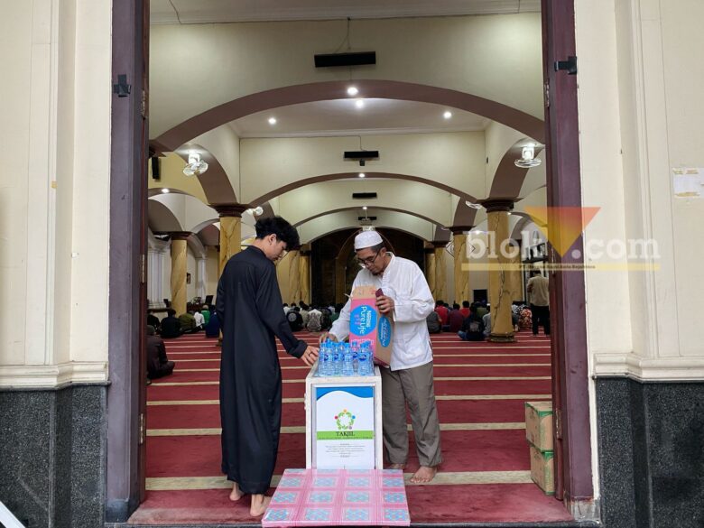 Mahasiswa saat memasuki masjid di Kota Malang (dok. Mahasiswa Magang Unitri, Akroman)