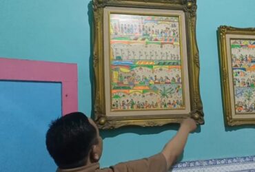 Peserta diajak melihat lukisan-lukisan Damar Kurung Mbah Masmundari.(Istimewa)