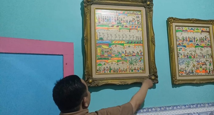 Peserta diajak melihat lukisan-lukisan Damar Kurung Mbah Masmundari.(Istimewa)