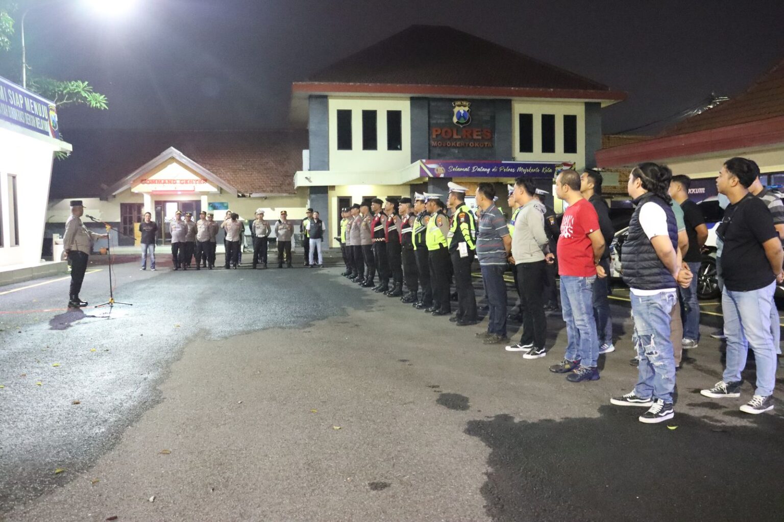Teks: Anggota polisi sedang apel siaga antisipasi balap liar.(Blok-a.com/Syahrul Wijaya)