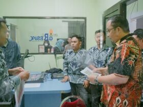 Wakil Bupati Gresik, dr. Asluchul Alif, saat meninjau Dinas Kominfo.(Istimewa)