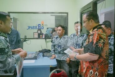 Wakil Bupati Gresik, dr. Asluchul Alif, saat meninjau Dinas Kominfo.(Istimewa)