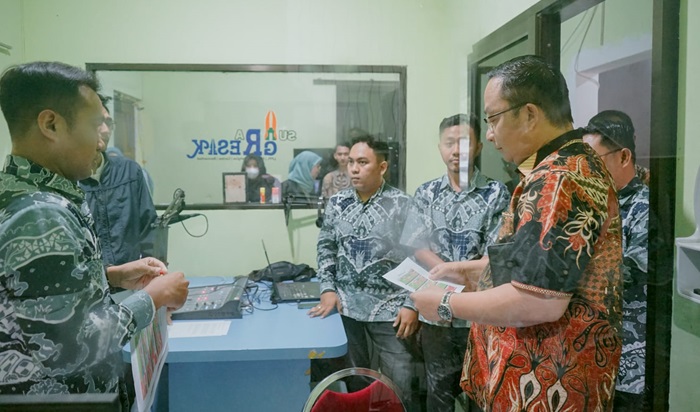 Wakil Bupati Gresik, dr. Asluchul Alif, saat meninjau Dinas Kominfo.(Istimewa)