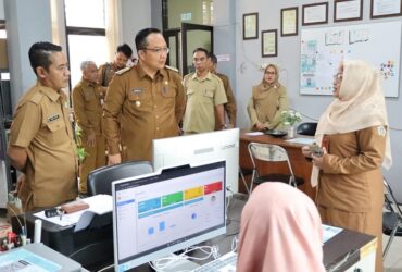 Wabup Gresik dr. Asluchul Alif melakukan Sidak ke kantor Disnaker terkait pelayanan serapan tenaga kerja lokal.(Istimewa)