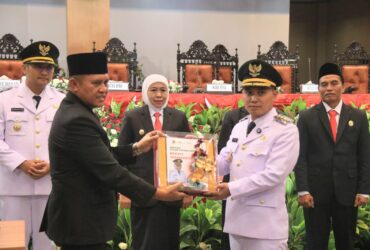 Bupati dan wakil bupati Mojokerto saat memaparkan visi dan misi dalam paripurna DPRD kabupaten Mojokerto.(Blok-a.com/Syahrul Wijaya)