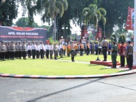 Polres Blitar Kota menggelar Apel Gelar Pasukan Operasi Ketupat Semeru 2025 di halaman Kantor Wali Kota Blitar. (blok-a.com/Fajar)