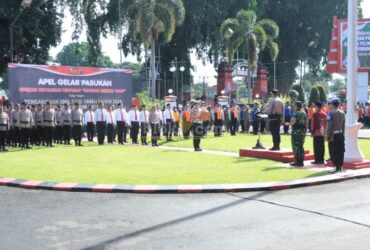 Polres Blitar Kota menggelar Apel Gelar Pasukan Operasi Ketupat Semeru 2025 di halaman Kantor Wali Kota Blitar. (blok-a.com/Fajar)