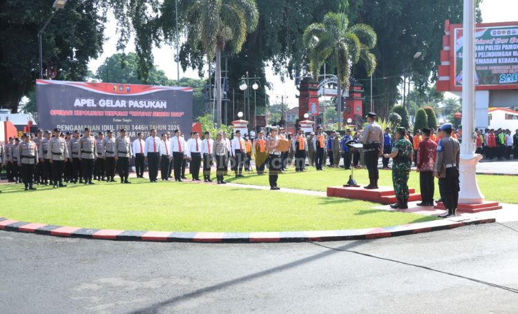 Polres Blitar Kota menggelar Apel Gelar Pasukan Operasi Ketupat Semeru 2025 di halaman Kantor Wali Kota Blitar. (blok-a.com/Fajar)