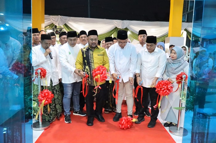 Bupati Gresik, Fandi Akhmad Yani, didampingi Wakil Bupati Gresik, Asluchul Alif saat Grand Opening RSGS, Minggu (09/03/25).(Istimewa)
