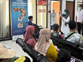 dr. Dian Retnowati, Sp.P, saat memberikan edukasi kepada pasien rawat jalan di RSUD Genteng, Senin (24/3/2025).(dok. Humas RSUD Genteng)