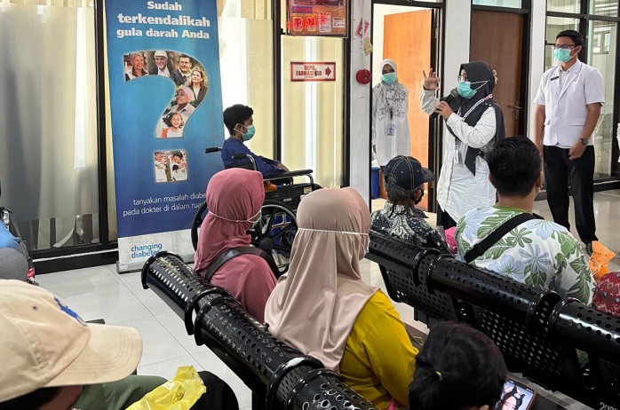 dr. Dian Retnowati, Sp.P, saat memberikan edukasi kepada pasien rawat jalan di RSUD Genteng, Senin (24/3/2025).(dok. Humas RSUD Genteng)