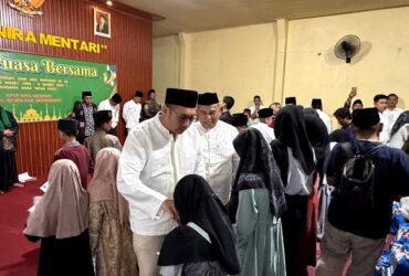 Wakil Bupati Mojokerto dr. Muhammad Rizal Oktavian memberikan santunan kepada anak yatim dalam acara Hari jadi koperasi petani tebu rakyat Nira Mentari.(blok-a.com/Syahrul Wijaya)