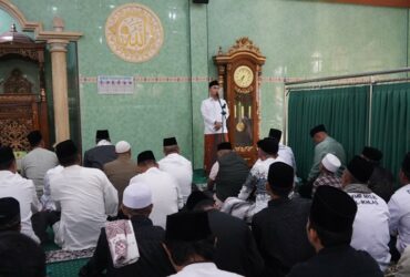 Bupati Mojokerto Gus Barra melaksanakan salat IdulFitri di masjid Al-Ikhlas.(Kominfo)