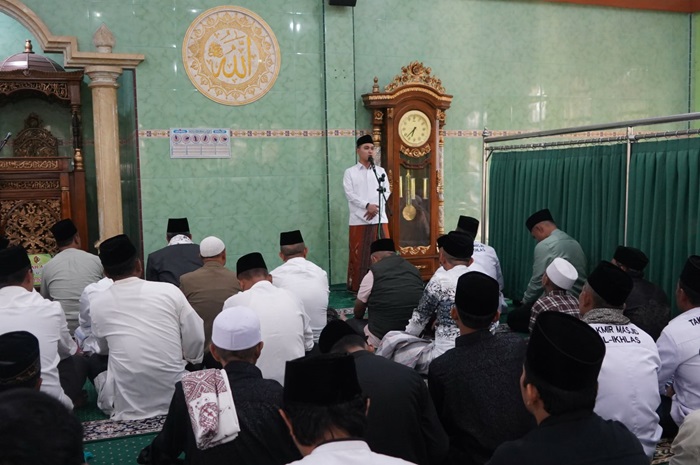 Bupati Mojokerto Gus Barra melaksanakan salat IdulFitri di masjid Al-Ikhlas.(Kominfo)
