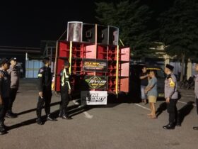 Kendaraan dan sound horeg yang diamankan di Polres Mojokerto.