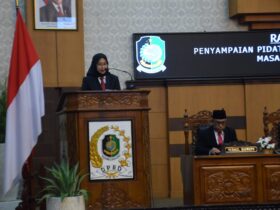 Bupati Banyuwangi Ipuk Fiestiandani saat menyampaikan pidato perdananya dalam rapat paripurna di gedung DPRD Banyuwangi, Rabu (5/2/2025).