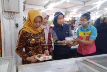 Wali Kota Mojokerto Ika Puspita Sari saat melakukan sidak makanan minuman yang kadaluwarsa di Pasar swalayan.(blok-a.com/Syahrul Wijaya)
