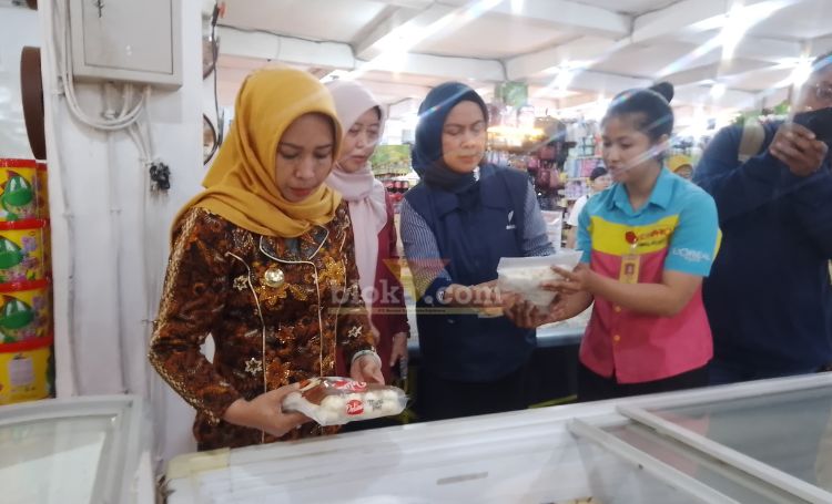 Wali Kota Mojokerto Ika Puspita Sari saat melakukan sidak makanan minuman yang kadaluwarsa di Pasar swalayan.(blok-a.com/Syahrul Wijaya)