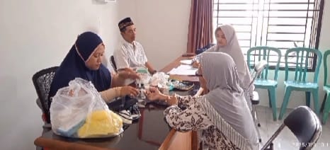 Tim UKK Puskesmas Jajag saat lakukan pemeriksaan kesehatan warga Pasda Jajag, Sabtu (8/3/2025).(blok-a.com/Kuryanto)