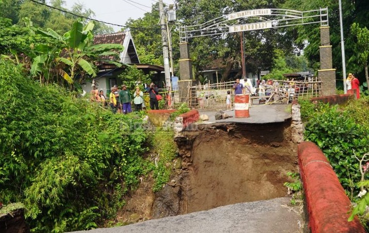 Jembatan putus di Dusun Sumber Kembar, Desa Wonodadi, Kecamatan Kutorejo, Kabupaten Mojokerto.(blok-a.com/Syahrul Wijaya)