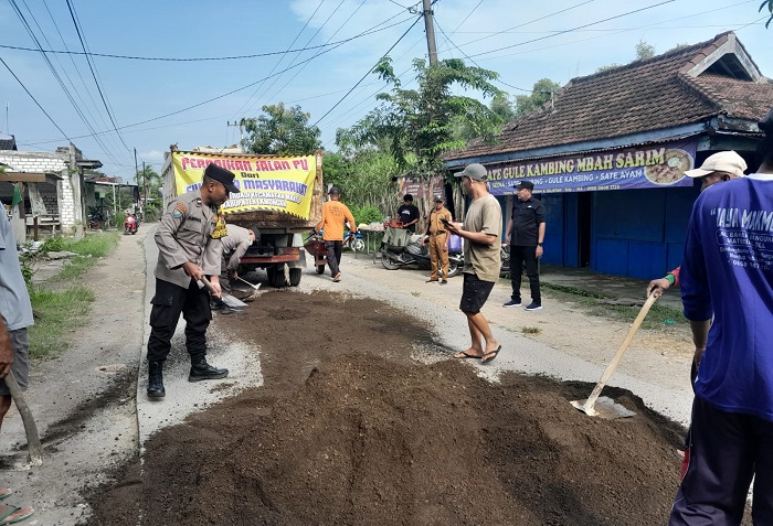 Perbaikan jalan PU penghubung Desa Sumberdadi Mantup - Kreteranggon Sambeng Lamongan dengan dana swadaya masyarakat.