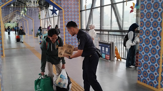 KAI Daop 8 Surabaya bagi-bagi takjil kepada penumpang jarak jauh di stasiun Gubeng.(Humas KAI)