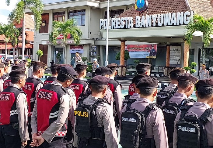 Kapolresta Banyuwangi, Kombes Pol Rama Samtama Putra, saat memimpin apel jam pimpinan, Senin (17/3/2025) (blok-a.com/Kuryanto).