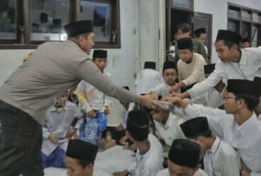Kapolres Blitar, AKBP Arif Fazlurrahman buka puasa bersama di Pondok Pesantren Al Falah, Desa Jeblog, Kecamatan Talun, Kabupaten Blitar. (blok-a.com/Fajar)