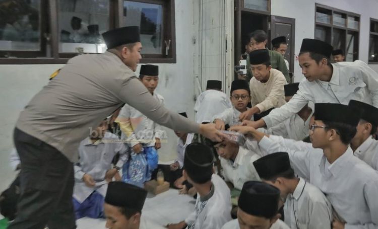 Kapolres Blitar, AKBP Arif Fazlurrahman buka puasa bersama di Pondok Pesantren Al Falah, Desa Jeblog, Kecamatan Talun, Kabupaten Blitar. (blok-a.com/Fajar)