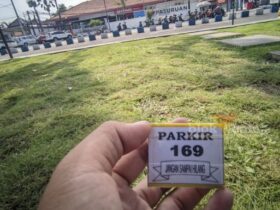 Karcis yang terbuat dari kardus dan bukan resmi dari Pemerintah Kota Pasuruan.(blok-a.com/Rahmat Ferry)