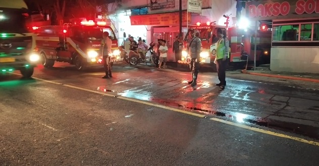 Petugas Damkar bersama warga saat berusaha memadamkan api dalam insiden kebakaran rumah di Kecamatan Wongsorejo, Selasa (11/3/2025). (blok-a.com/Kuryanto)