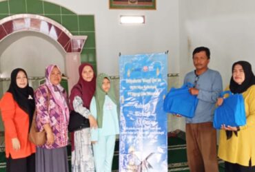IKBI Kebun Kalitelepak berbagi berkah kepada lansia, anak yatim dan tempat ibadah, Rabu (26/3/2025).(blok-a.com/Kuryanto)