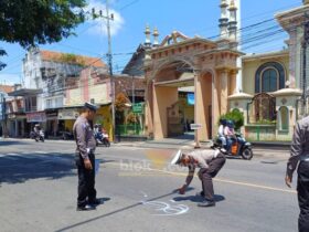 Polsek Rogojampi saat olah TKP insiden laka beruntun di Jalan Raya Rogojampi, Banyuwangi, Senin (3/3/2025).(blok-a.com/Kuryanto)