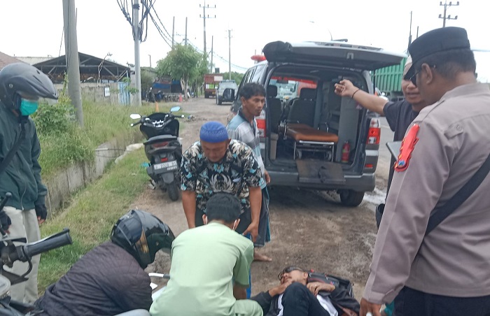 Evakuasi korban laka lantas melibatkan tiga kendaraan di samping Manyar Mas Karimun, Kecamatan Manyar, Gresik.(Istimewa)