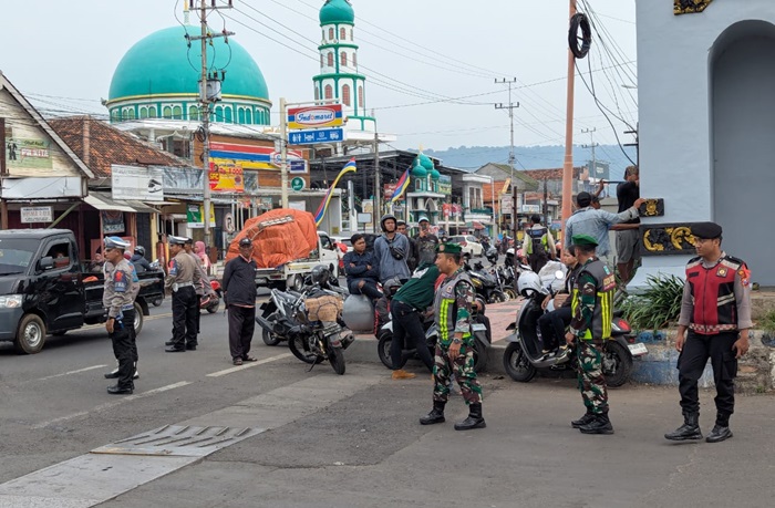 Personel gabungan Operasi Ketupat Semeru 2025 saat melakukan pemantauan situasi di pintu keluar pelabuhan Ketapang, Banyuwangi, Rabu (26/3/2025).(blok-a.com/Kuryanto)