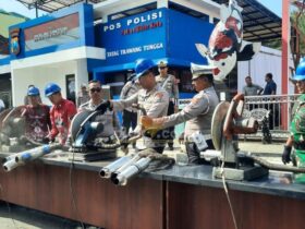 Kapolres Blitar Kota, AKBP Titus Yudho Uli bersama Forpimda secara simbolis memotong knalpot brong dengan mesin gerinda. (blok-a.com/Fajar)