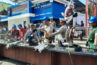 Kapolres Blitar Kota, AKBP Titus Yudho Uli bersama Forpimda secara simbolis memotong knalpot brong dengan mesin gerinda. (blok-a.com/Fajar)