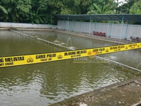 Kolam ikan di Mojokerto tempat balita tenggelam diberi garis polisi.(blok-a.com/Syahrul Wijaya)
